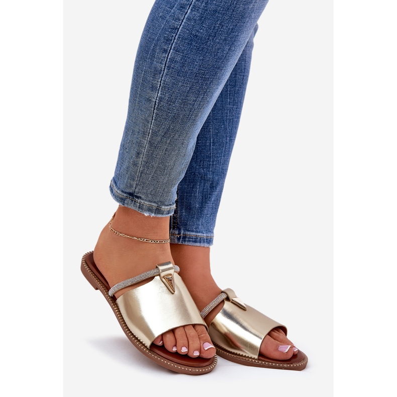 Tacones planos de cuero ecológico con una correa de oro decorativa dorado 1