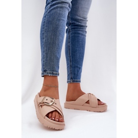 Zapatillas en la plataforma con una hebilla beige 2