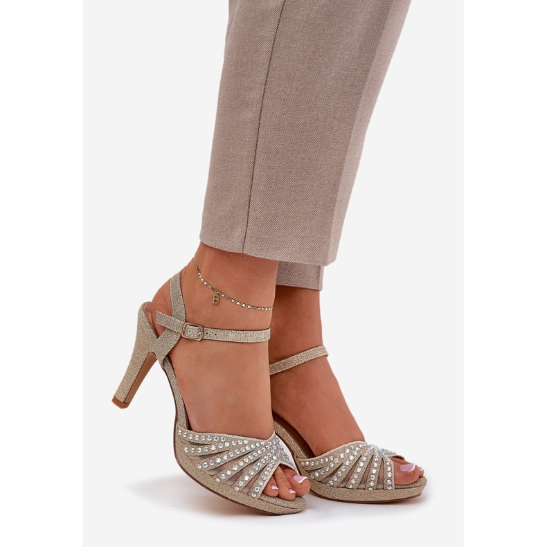 Sandalias en un alfiler con decoración y brillo D&A MR1038-33 Oro dorado 1 Sandalias en un alfiler con decoración y brillo D&A MR1038-33 Oro dorado 1