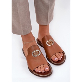 Elegantes chanclas para mujeres de cuero con decoración Zazoo 3008 Camel marrón 5