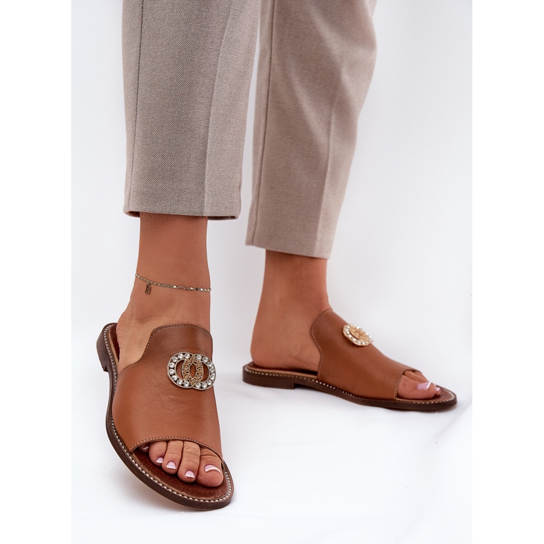 Elegantes chanclas para mujeres de cuero con decoración Zazoo 3008 Camel marrón 2