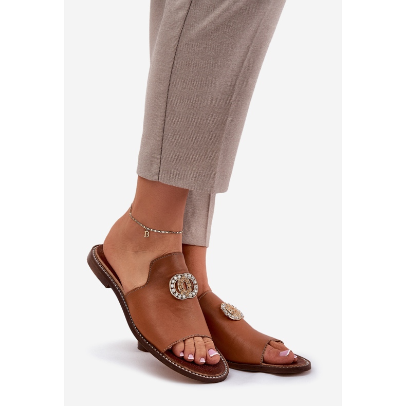 Elegantes chanclas para mujeres de cuero con decoración Zazoo 3008 Camel marrón 1