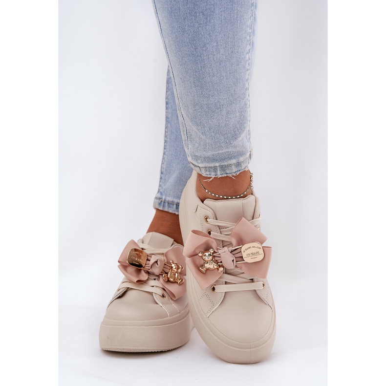 Zapatillas de deporte para mujeres con arco y un broche con un oso de peluche beige 2