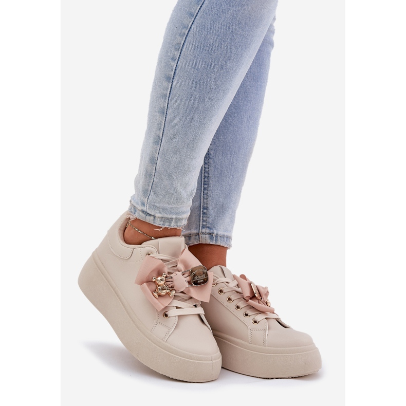 Zapatillas de deporte para mujeres con arco y un broche con un oso de peluche beige 1
