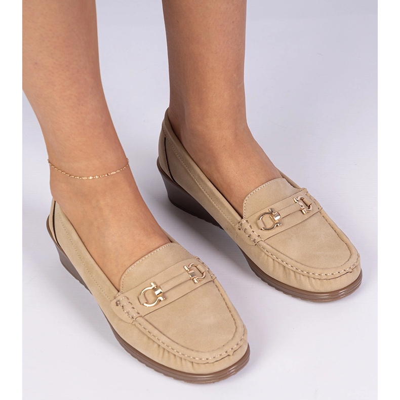 Mocasines de mujer en una cuña con un acabado mate beige 1