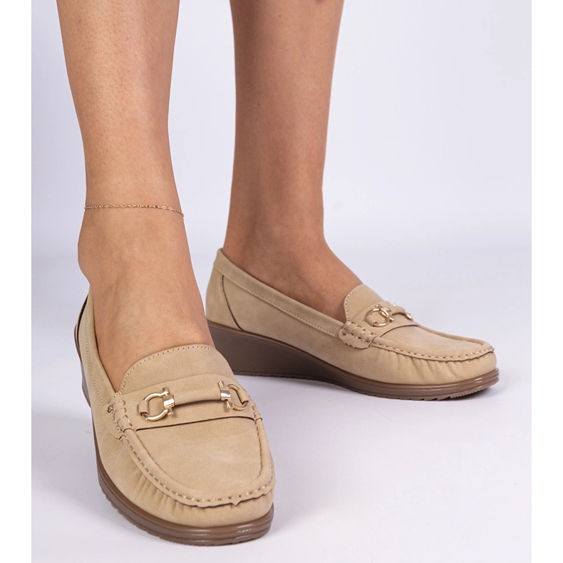 Mocasines de mujer en una cuña con un acabado mate beige 2
