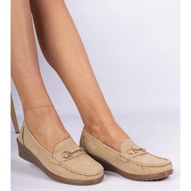 Mocasines de mujer en una cuña con un acabado mate beige 3