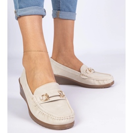 Mocasines de mujer beige en cuña con un acabado mate 1