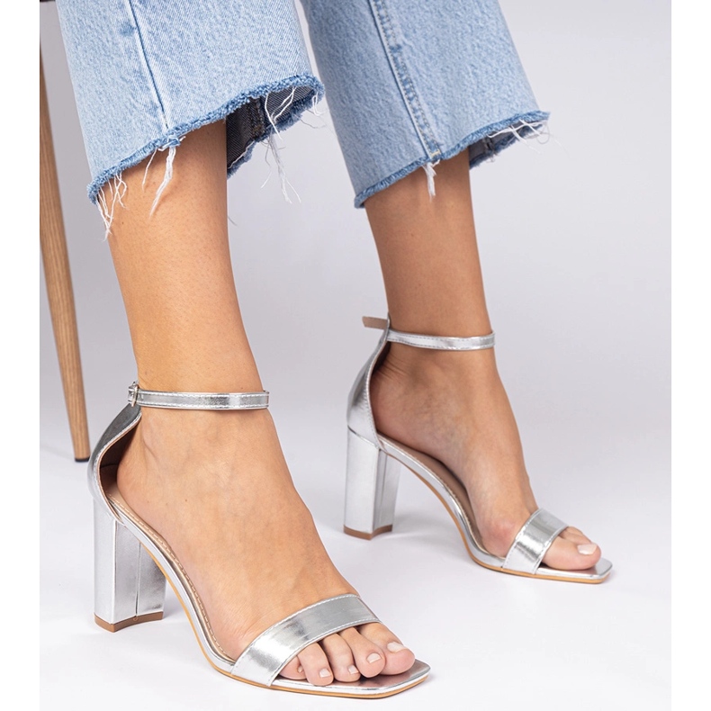 Sandalias de plata en un poste alto 1
