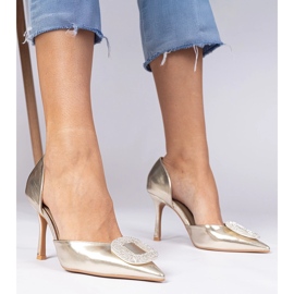 Tacones altos dorados metálicos decorados con circones 1