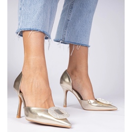 Tacones altos dorados metálicos decorados con circones 3