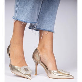 Tacones altos dorados metálicos decorados con circones 4