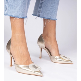 Tacones altos dorados metálicos decorados con circones 5