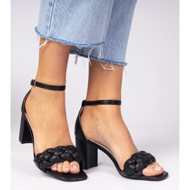 Sandalias negras en el poste cubierto negro 3