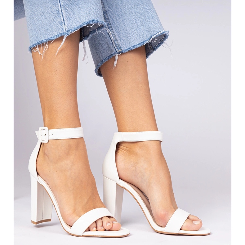 Sandalias blancas en el poste sujetas en el tobillo blanco 1