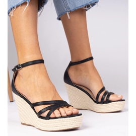 Sandalias negras alojadas en cuña negro 1