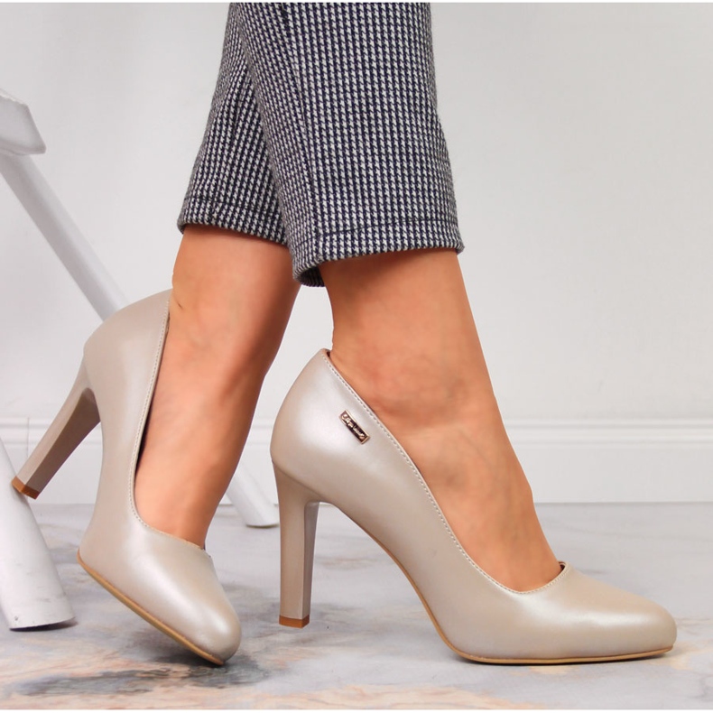 Bombas en el poste perla nude Sergio Leone beige 1