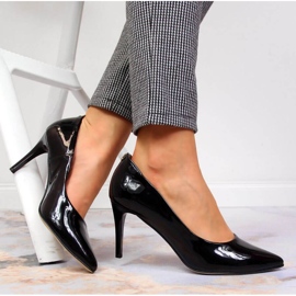 Zapatos de salón en un stiletto lacado negro W Juma 14
