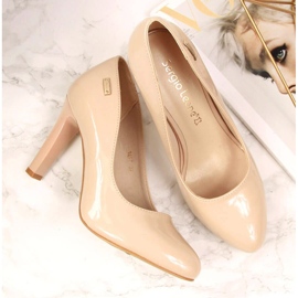 Zapatos de salón lacados en el post nude Sergio Leone beige 3