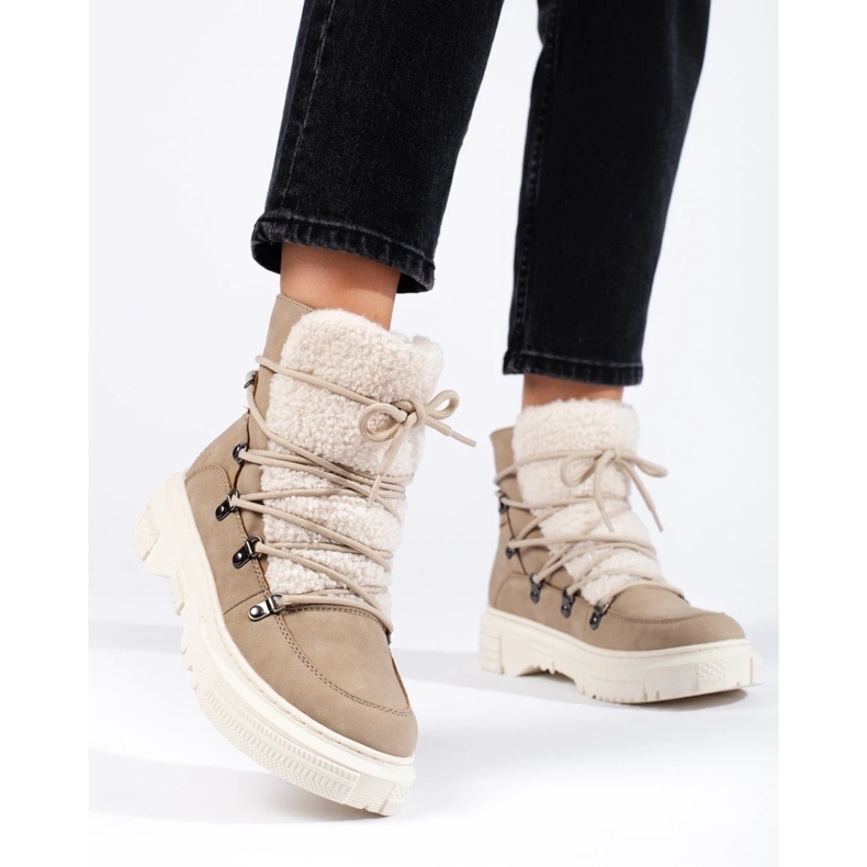 Botas de nieve de mujer beige con piel de oveja. 2