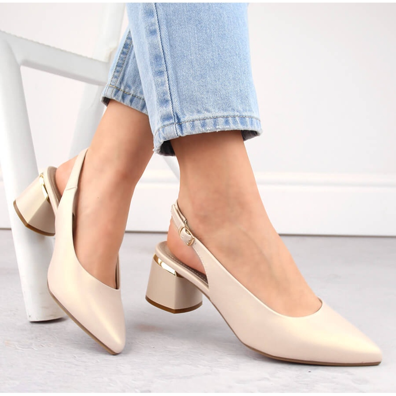 Sandalias elegantes de mujer con puntera completa y perlas beige Sergio Leone SK175 2