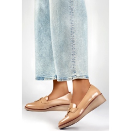 Zapatos de mujer lacados con cuña, beige 24-58266BE 3