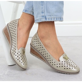 Zapatos de mujer en una cuña de trabajo abierto con un adorno de oro Vinceza 58472 dorado 4