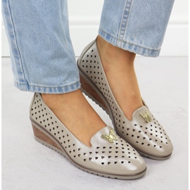 Zapatos de mujer en una cuña de trabajo abierto con un adorno de oro Vinceza 58472 dorado 6
