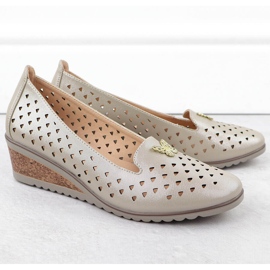 Zapatos de mujer en una cuña de trabajo abierto con un adorno de oro Vinceza 58472 dorado 2