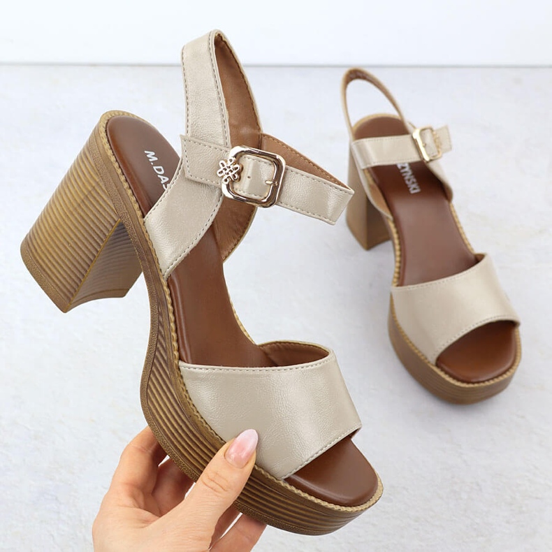 Sandalias de mujeres en el post beige M. Daszyński MR24146-2 1