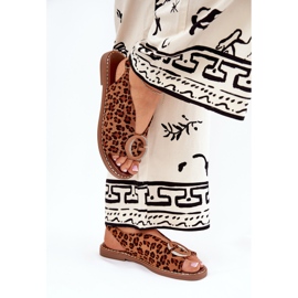Sandalias planas con decoración estampado de leopardo marrón 3