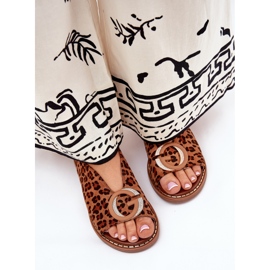 Sandalias planas con decoración estampado de leopardo marrón 5