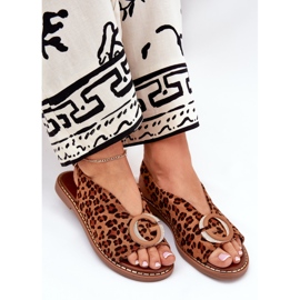 Sandalias planas con decoración estampado de leopardo marrón 7