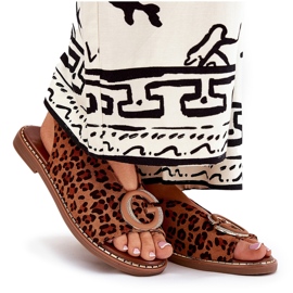Sandalias planas con decoración estampado de leopardo marrón 9