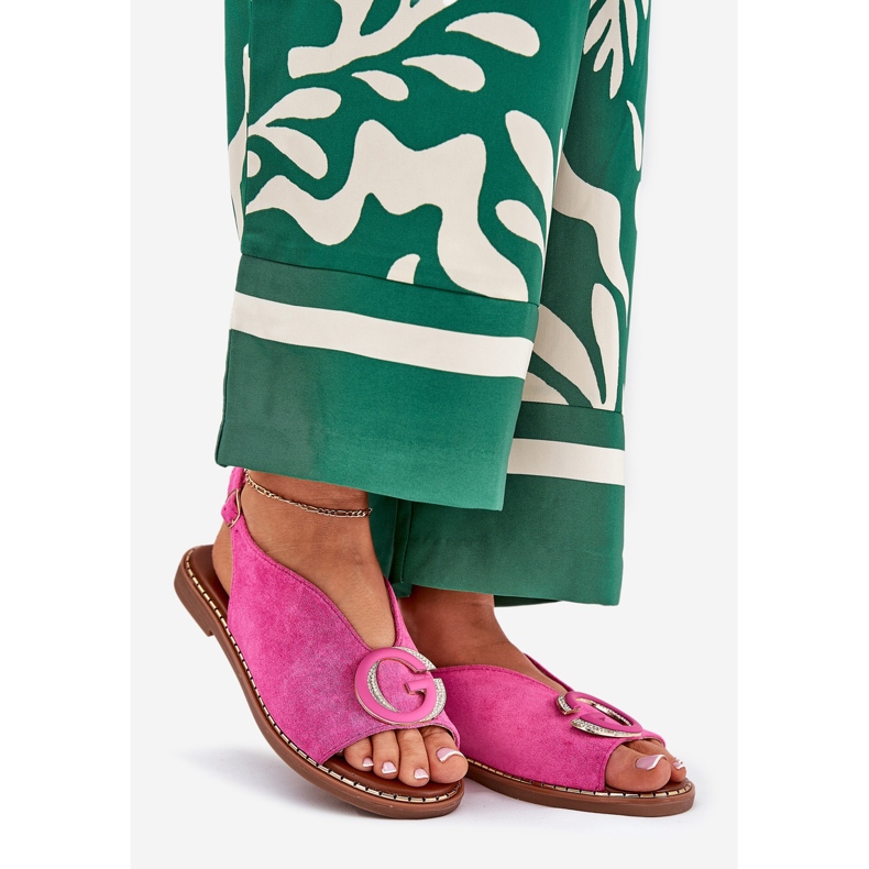 Sandalias planas con una decoración rosa 1