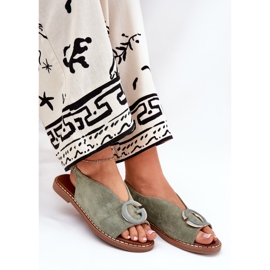 Sandalias planas con un adorno verde 6