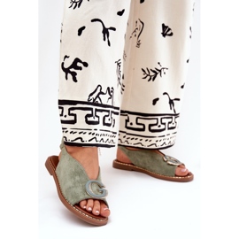 Sandalias planas con un adorno verde 2