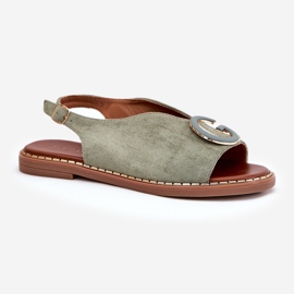 Sandalias planas con un adorno verde 4