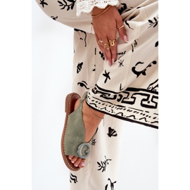 Sandalias planas con un adorno verde 3