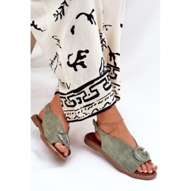 Sandalias planas con un adorno verde 7