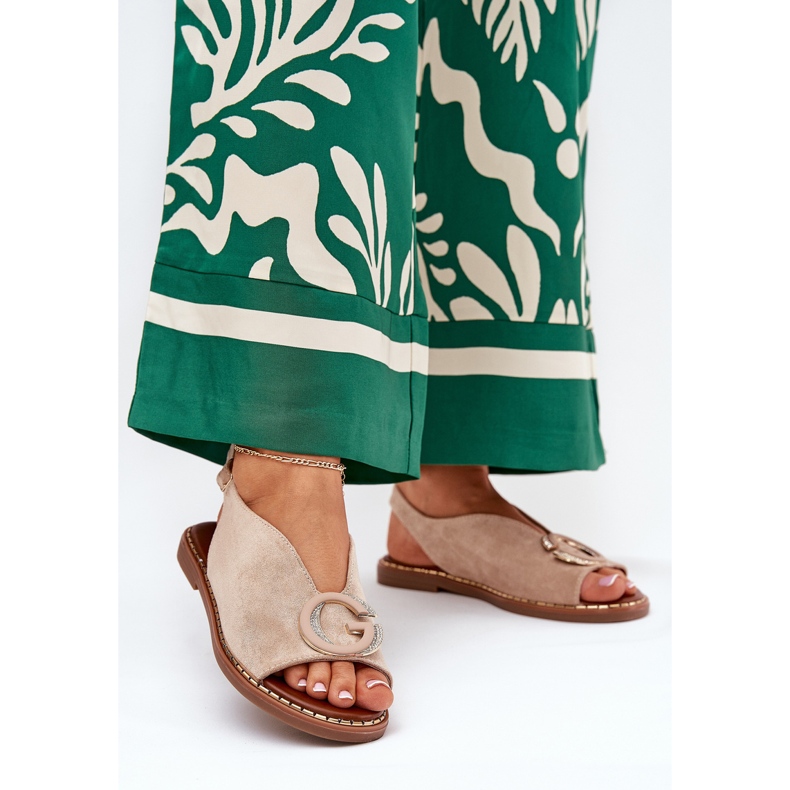 Sandalias de mujeres planas con decoración beige 2 Sandalias de mujeres planas con decoración beige 2