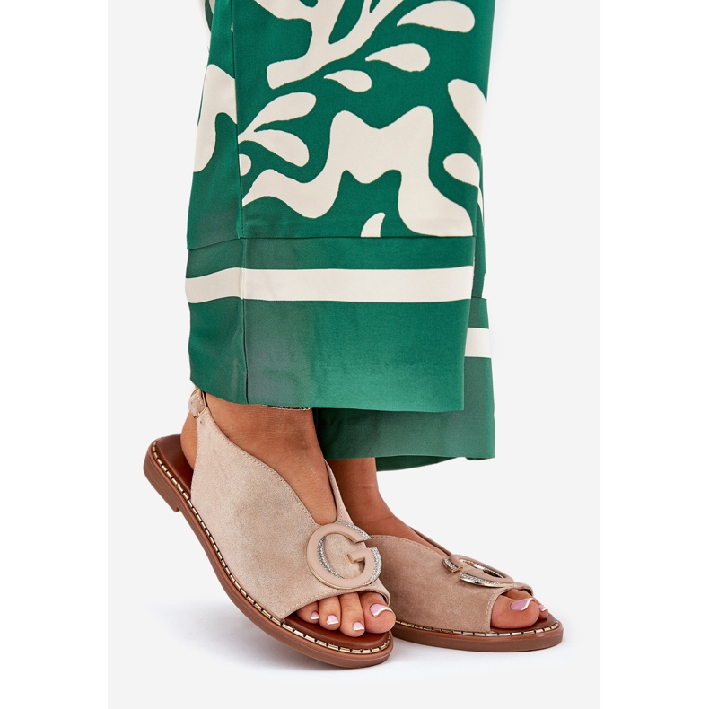 Sandalias de mujeres planas con decoración beige 1 Sandalias de mujeres planas con decoración beige 1