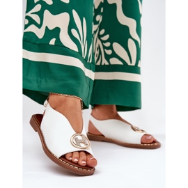 Sandalias planas y elegantes con una decoración blanca blanco 2