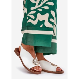 Sandalias planas y elegantes con una decoración blanca blanco 1