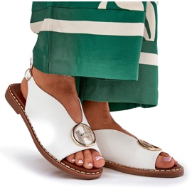 Sandalias planas y elegantes con una decoración blanca blanco 8