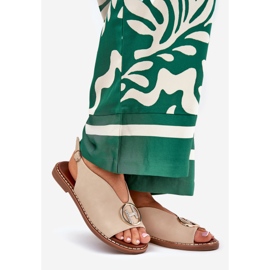 Sandalias planas elegantes con decoración beige 1