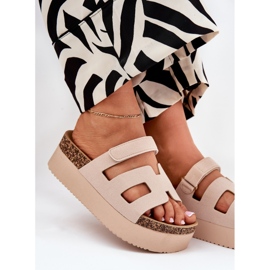 Zapatillas en una plataforma masiva beige 9