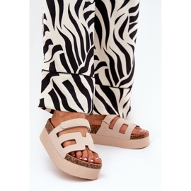 Zapatillas en una plataforma masiva beige 3