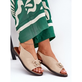 Sandalias de cañón plano con un adorno de beige de cuero ecológico 6