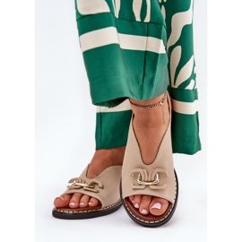 Sandalias de cañón plano con un adorno de beige de cuero ecológico 5